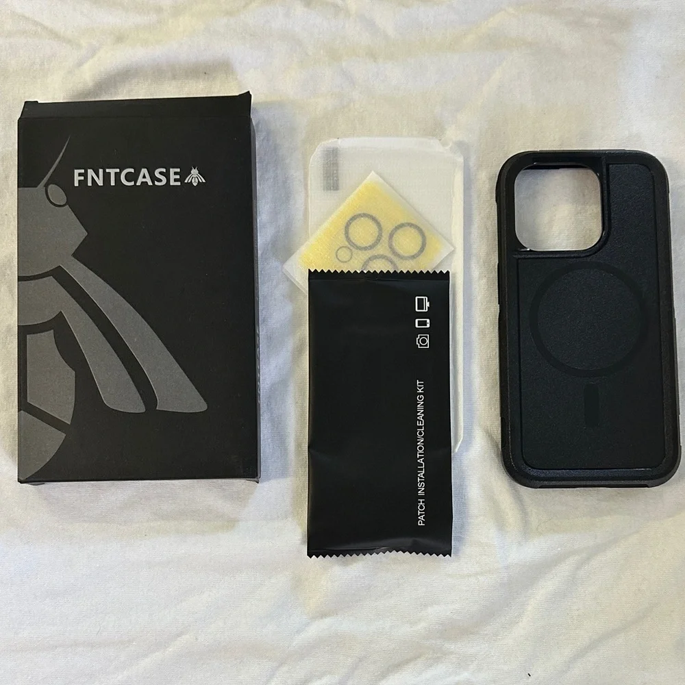 Black iPhone 15 pro Case with MagSafe and screen protector